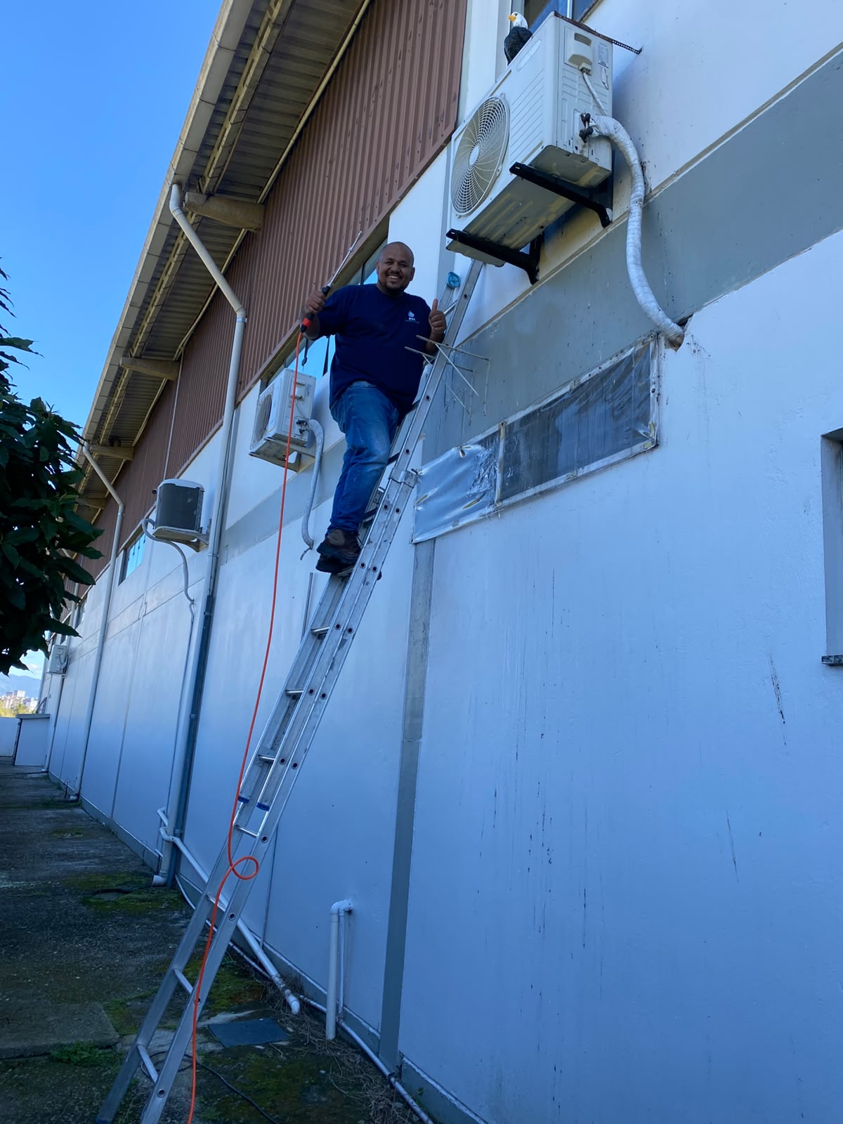 Técnico da FM Higienização & Climatização em atendimento