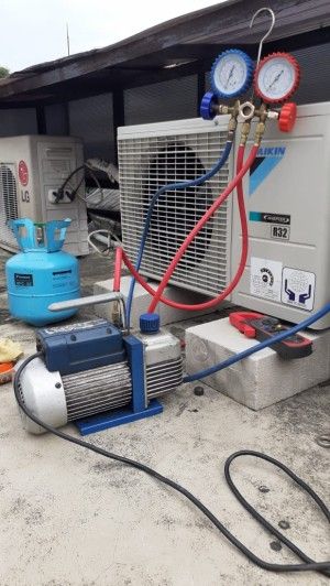 Manutenção de ar-condicionado com equipamentos profissionais